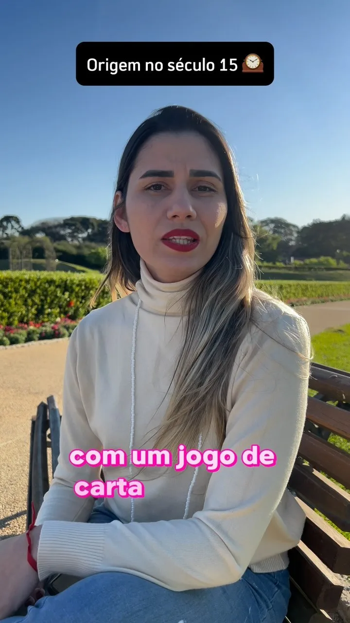Sarah de blusa branca falando sobre a origem do tarô