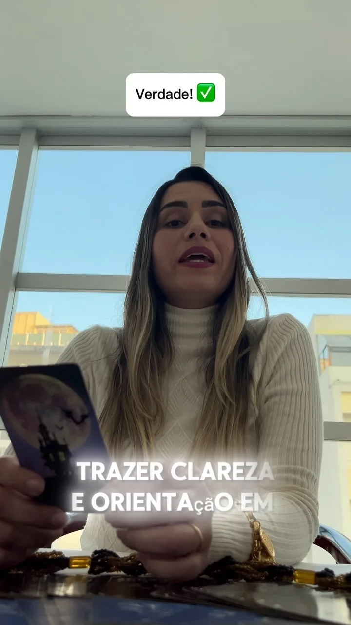 Sarah segurando uma carta: mito ou verdade no tarô