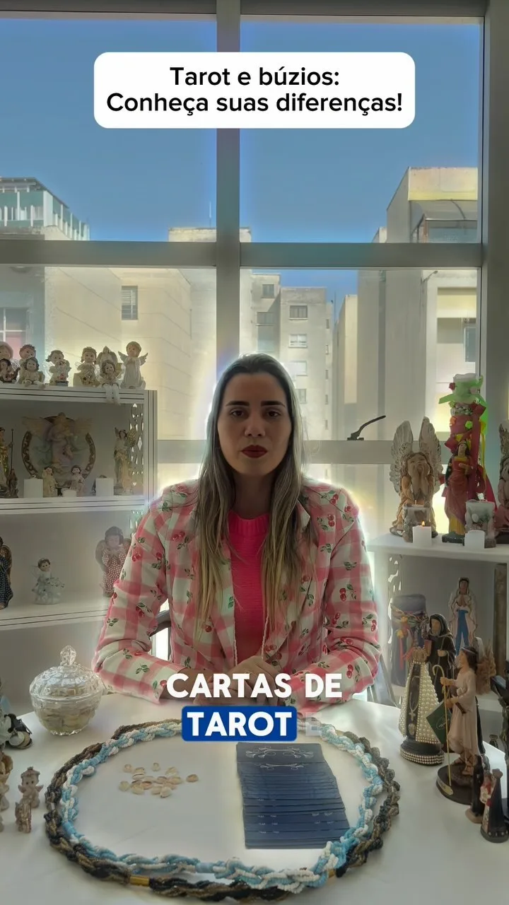 Sarah explicando a diferença entre tarô e búzios